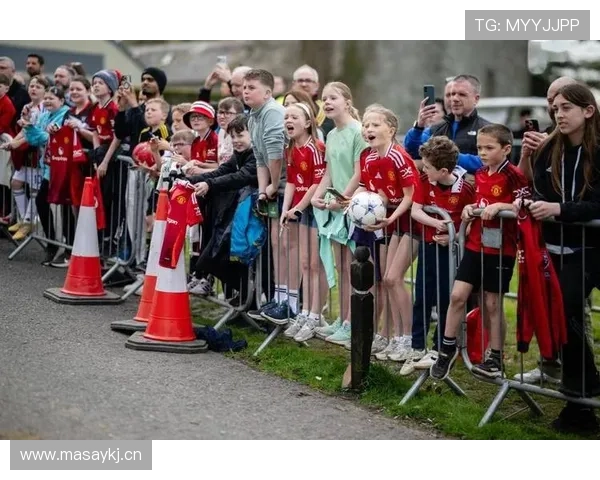 曼联防线失误问题持续，稳定性面临考验影响竞争格局