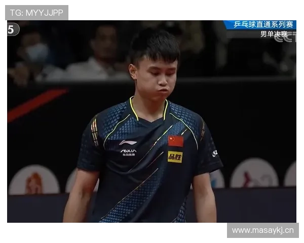 吕小军训练场上一脸严肃，转头居然偷偷吃瓜，这反差我服！