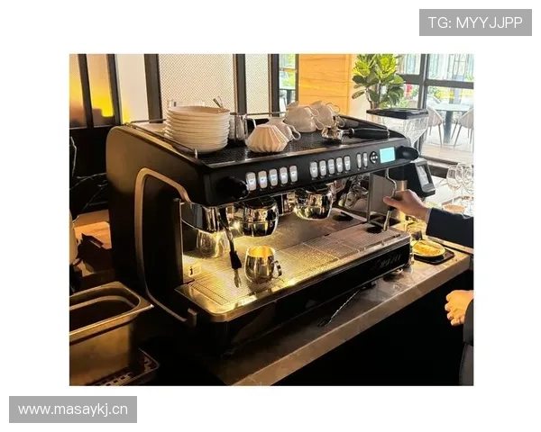 刷到迪巴拉晒的早餐桌——三台咖啡机并排，我直接把银行卡关了