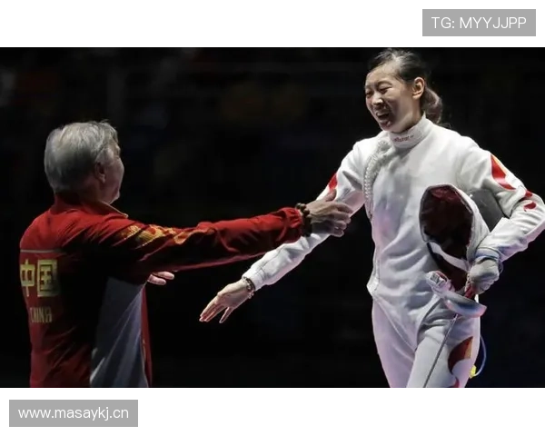 孙一文家里那个奖杯柜，比我家衣柜还满