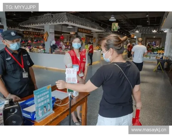 张琳芃拎着塑料袋去菜市场，手腕那块大表把旁边阿姨都看懵了